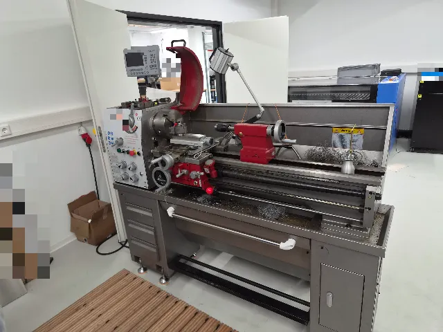 Konventionelle Drehmaschine mit Digitalanzeige in einer Werkstatt