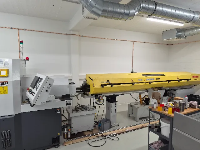 CNC-Drehautomat mit Stangenlader und eigener Löschanlage