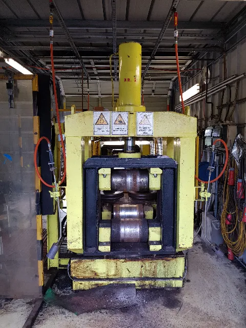 Hydraulische Richtpresse in einer Werkstatt für Schienen
