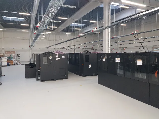 Produktionshalle mit Maschinen